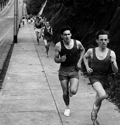 Ron Stuart & Colin Findlay do battle up Glenferrie Road in 1955